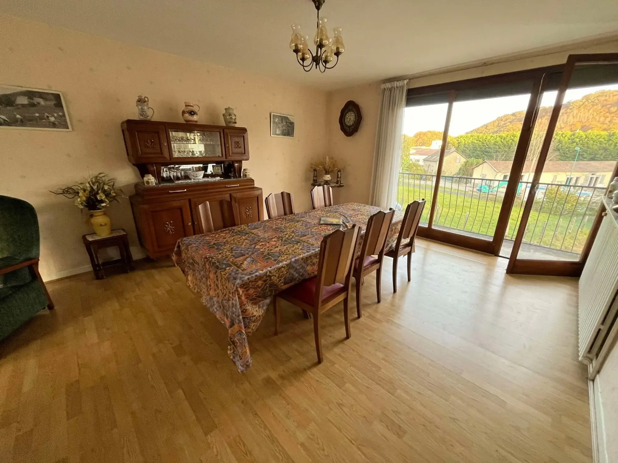 Séjour Maison à rénover avec grand terrain à Ydes, 4 chambres, potentiel élevé 