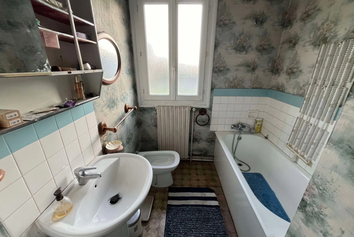 Salle de bain Maison à rénover avec grand terrain à Ydes, 4 chambres, potentiel élevé 
