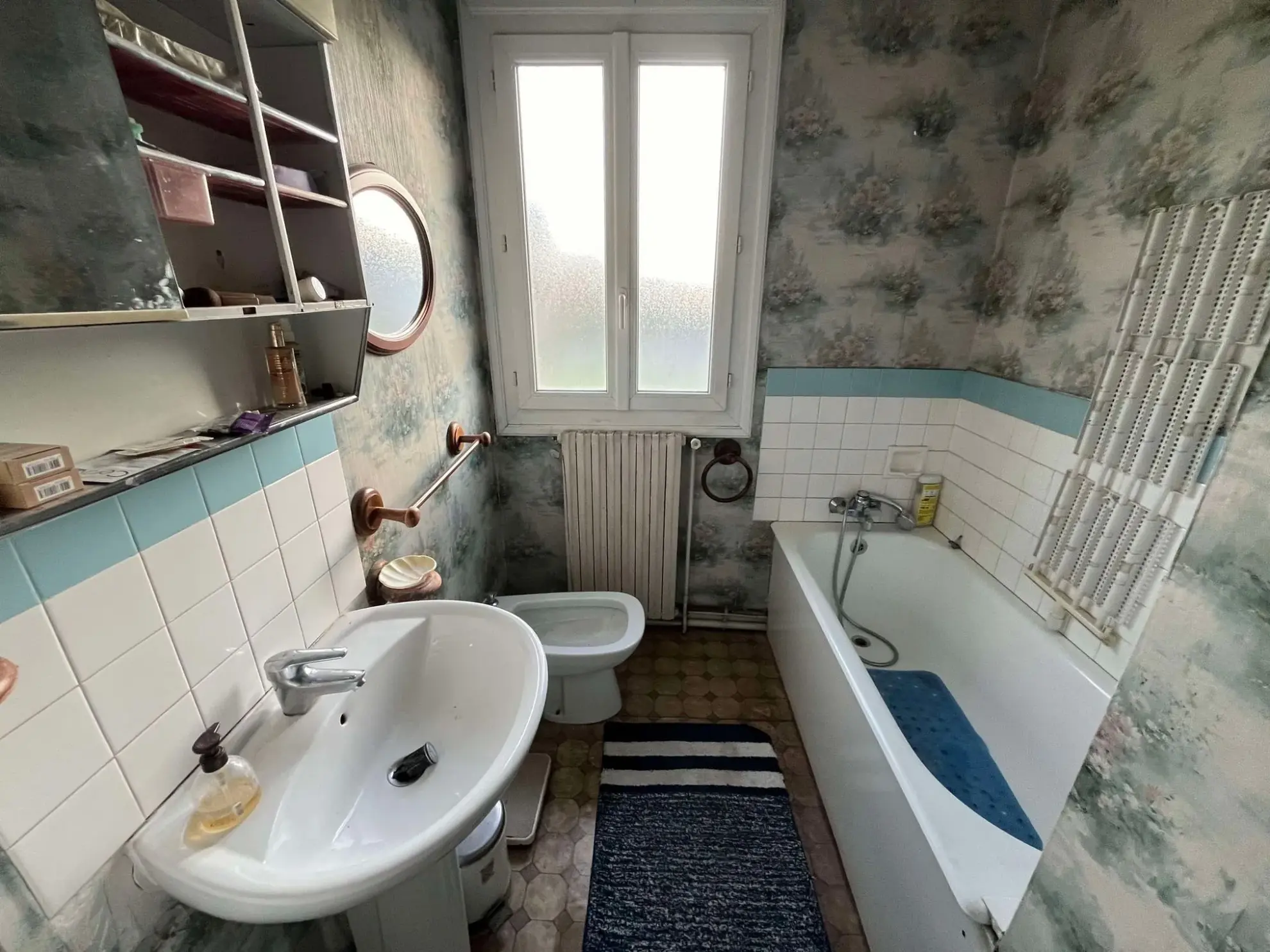 Salle de bain Maison à rénover avec grand terrain à Ydes, 4 chambres, potentiel élevé 
