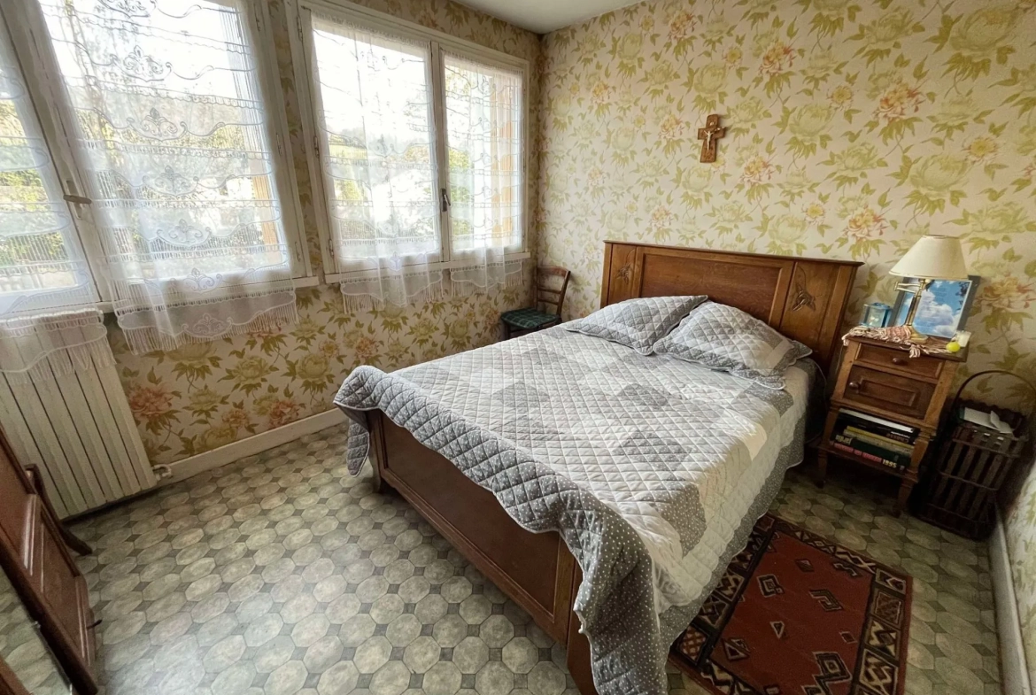 Chambre 3 Maison à rénover avec grand terrain à Ydes, 4 chambres, potentiel élevé 