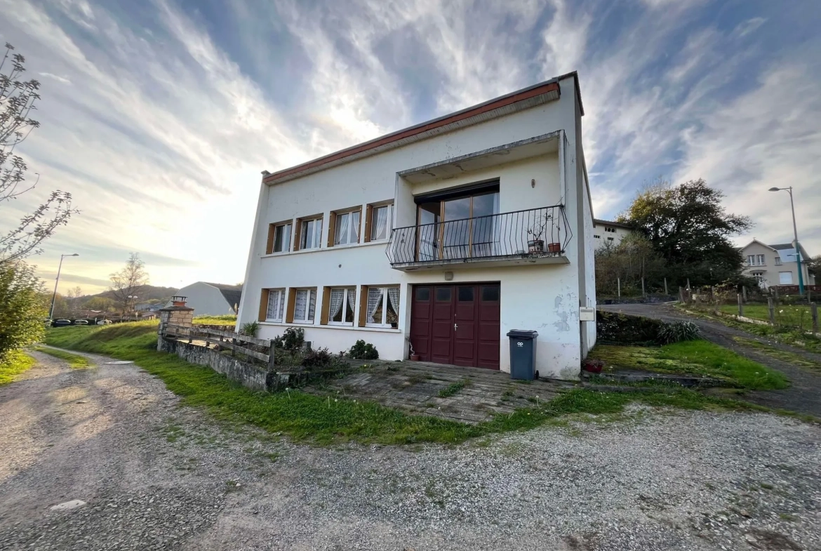 Maison Maison à rénover avec grand terrain à Ydes, 4 chambres, potentiel élevé 