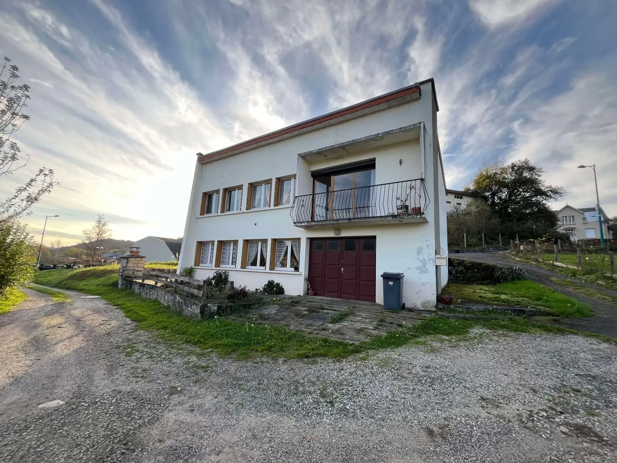 Maison Maison à rénover avec grand terrain à Ydes, 4 chambres, potentiel élevé 