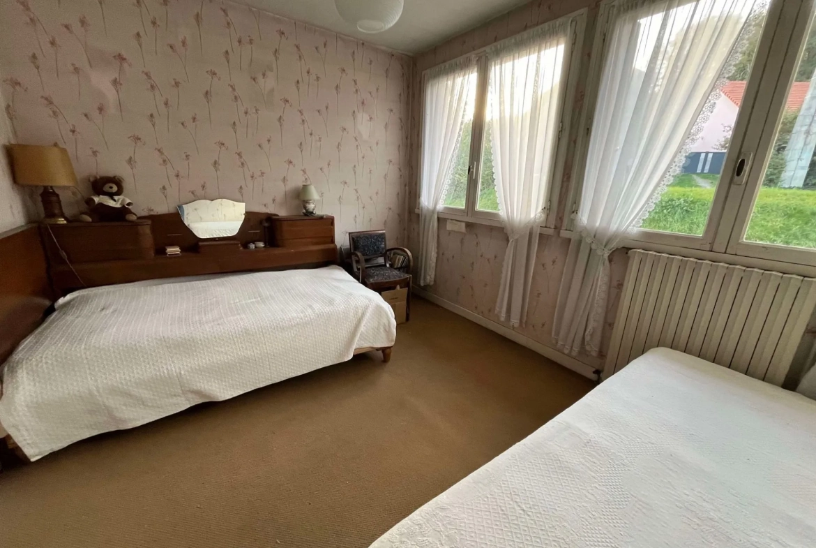 Chambre 2 Maison à rénover avec grand terrain à Ydes, 4 chambres, potentiel élevé 