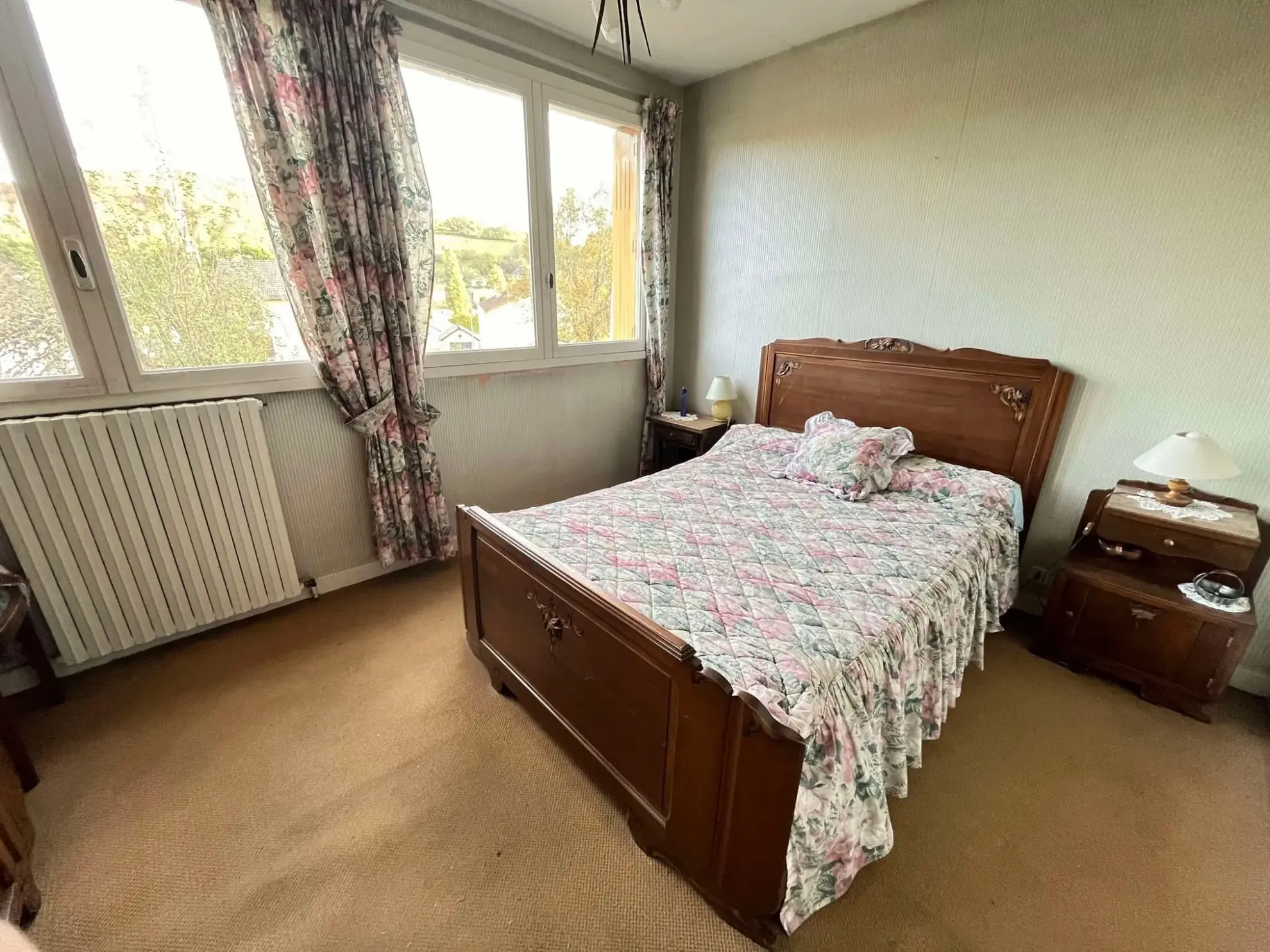 Chambre 1 Maison à rénover avec grand terrain à Ydes, 4 chambres, potentiel élevé 