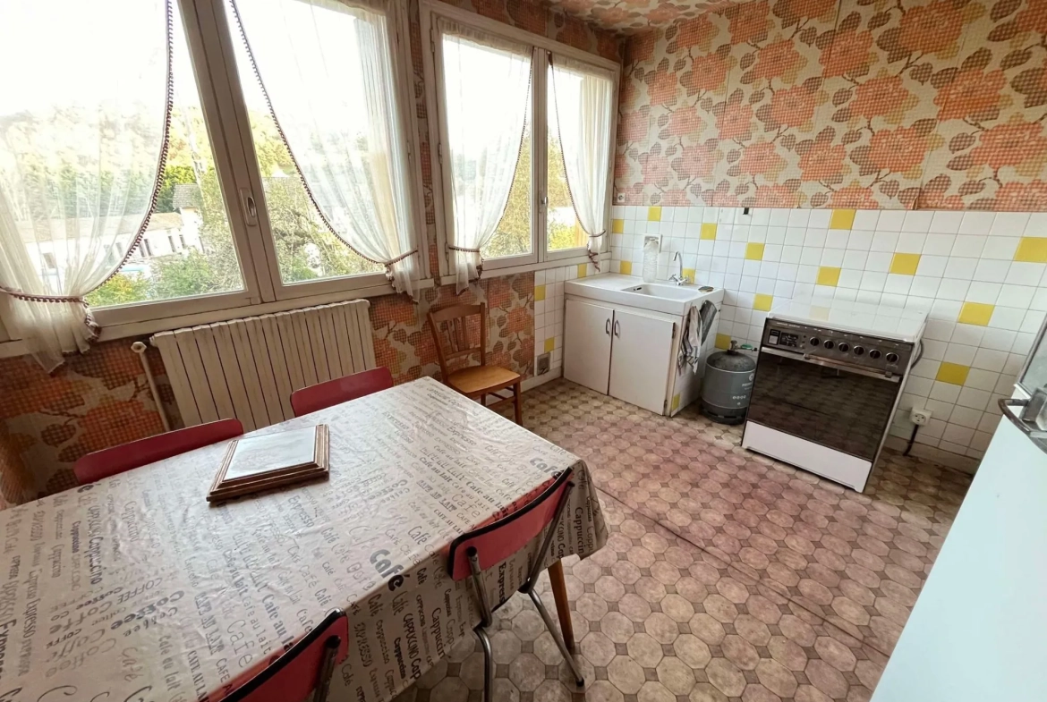 Cuisine 1 Maison à rénover avec grand terrain à Ydes, 4 chambres, potentiel élevé 