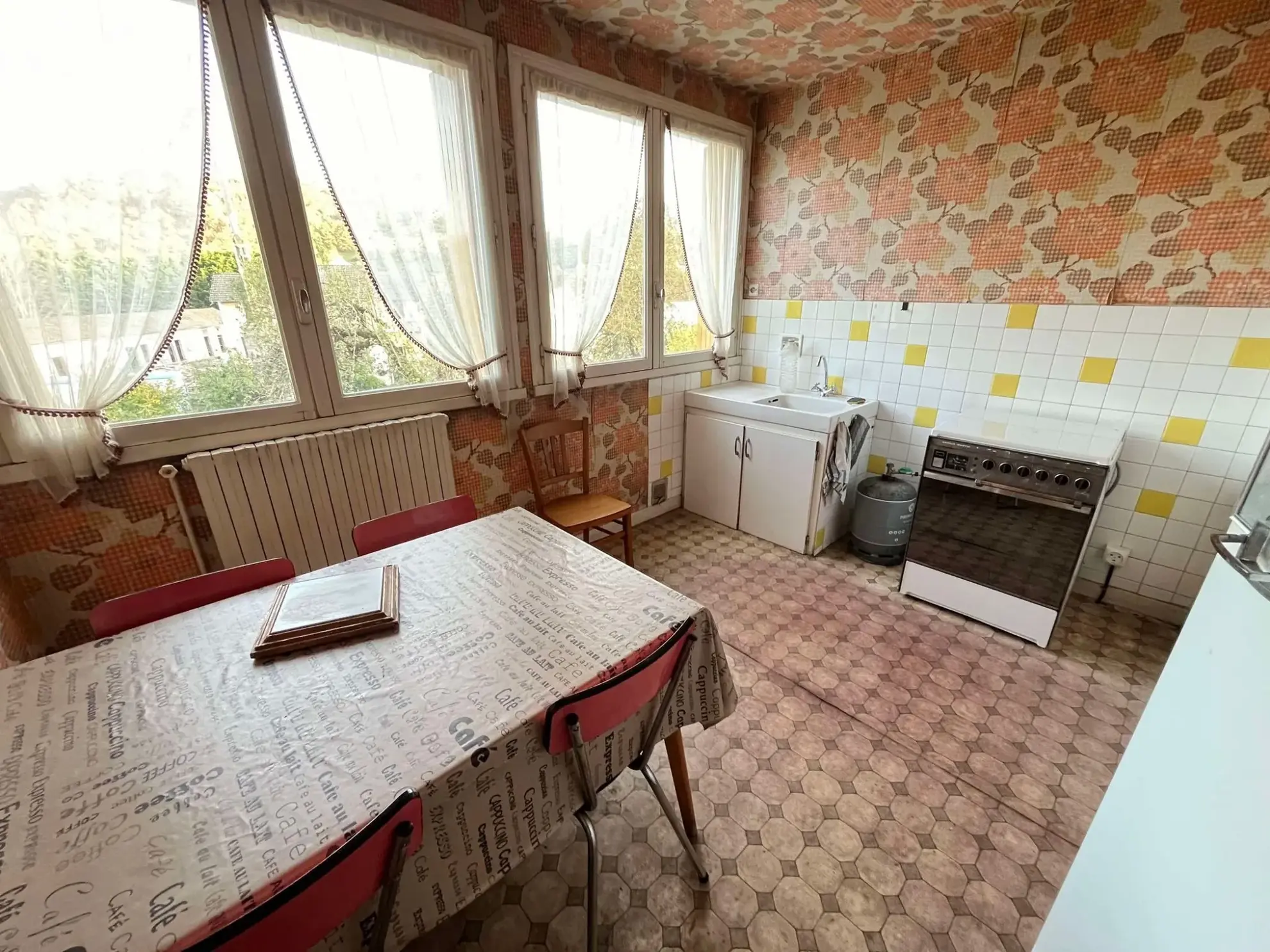Cuisine 1 Maison à rénover avec grand terrain à Ydes, 4 chambres, potentiel élevé 