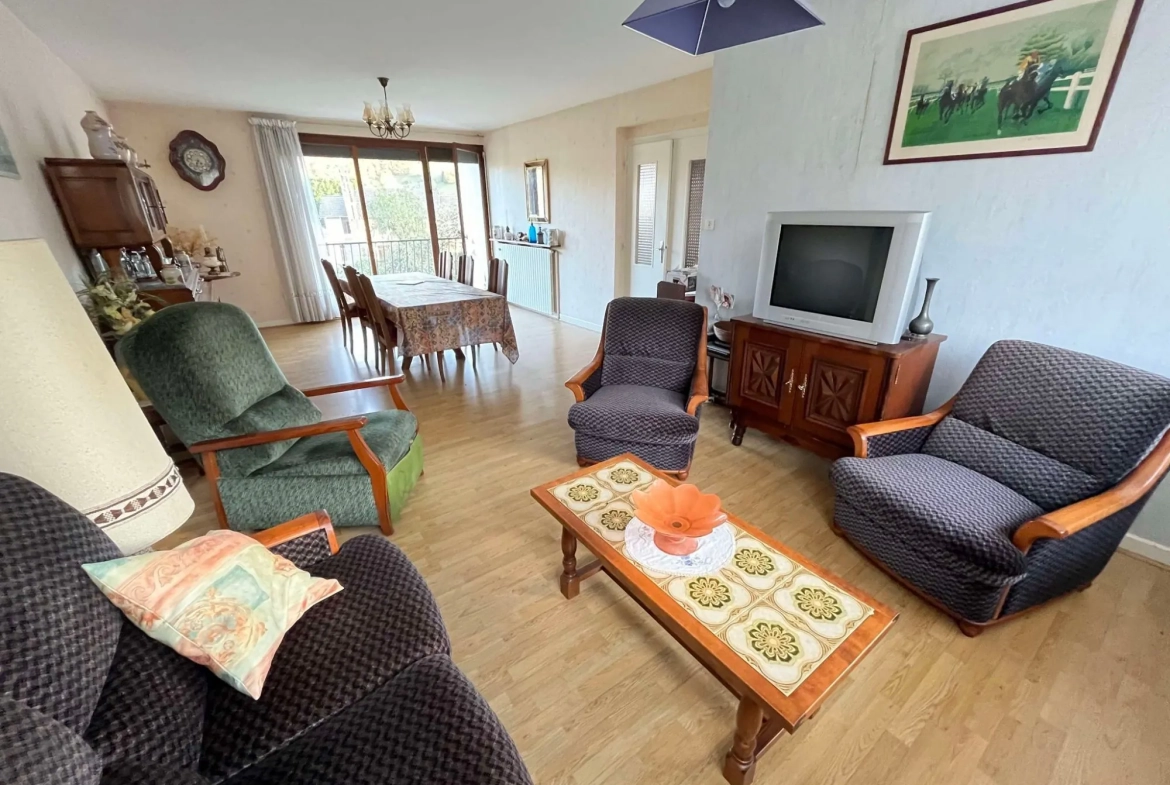 Séjour Maison à rénover avec grand terrain à Ydes, 4 chambres, potentiel élevé 