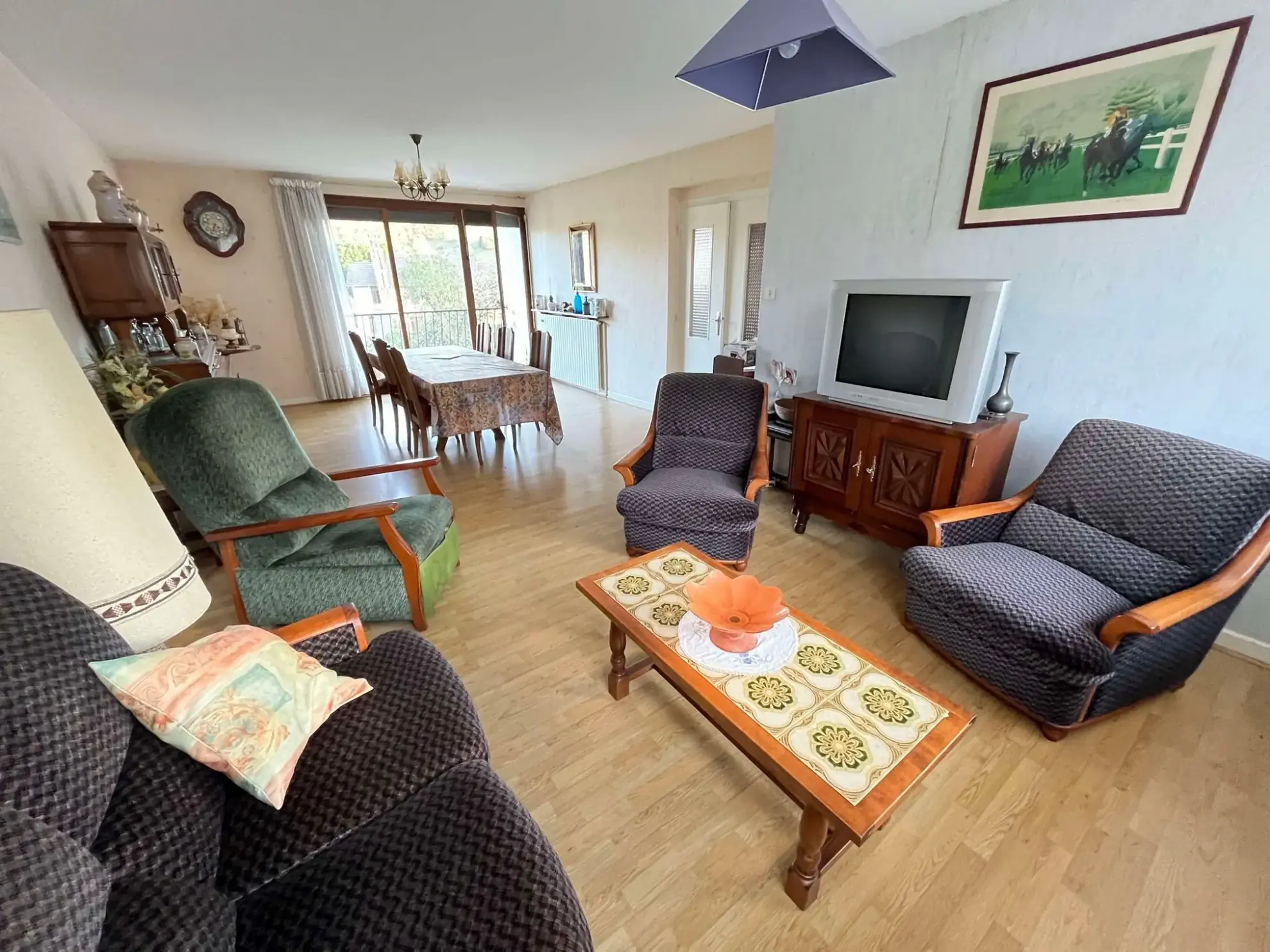 Séjour Maison à rénover avec grand terrain à Ydes, 4 chambres, potentiel élevé 