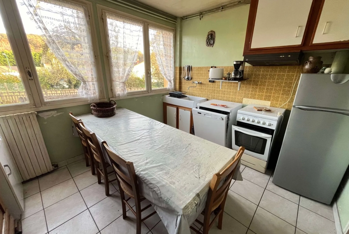 Cuisine 2 Maison à rénover avec grand terrain à Ydes, 4 chambres, potentiel élevé 