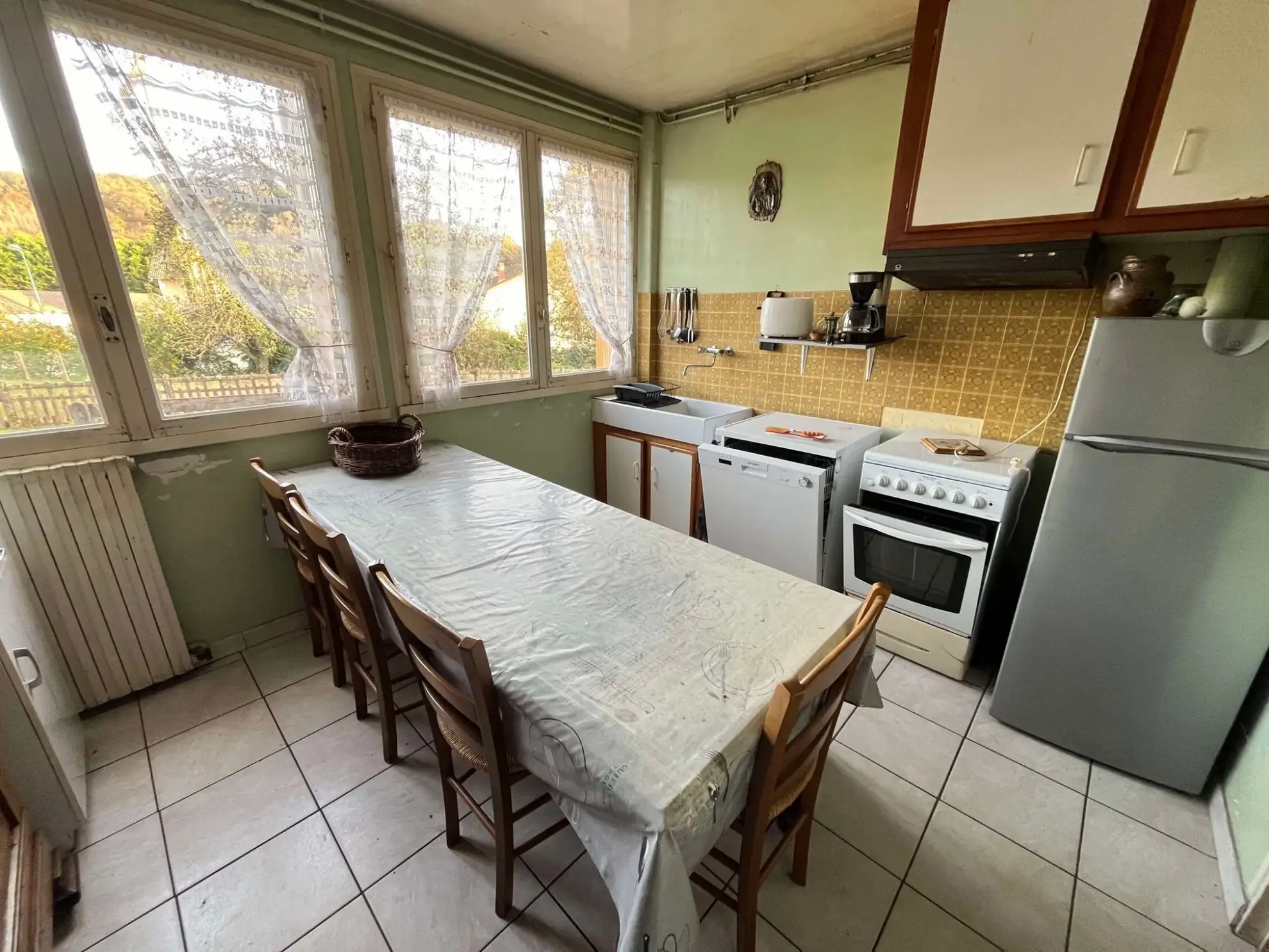 Cuisine 2 Maison à rénover avec grand terrain à Ydes, 4 chambres, potentiel élevé 