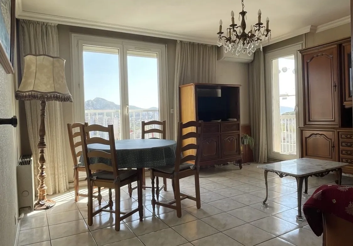 Appartement T4 avec vue mer à Marseille Les Caillols, dernier étage, parking & cave 