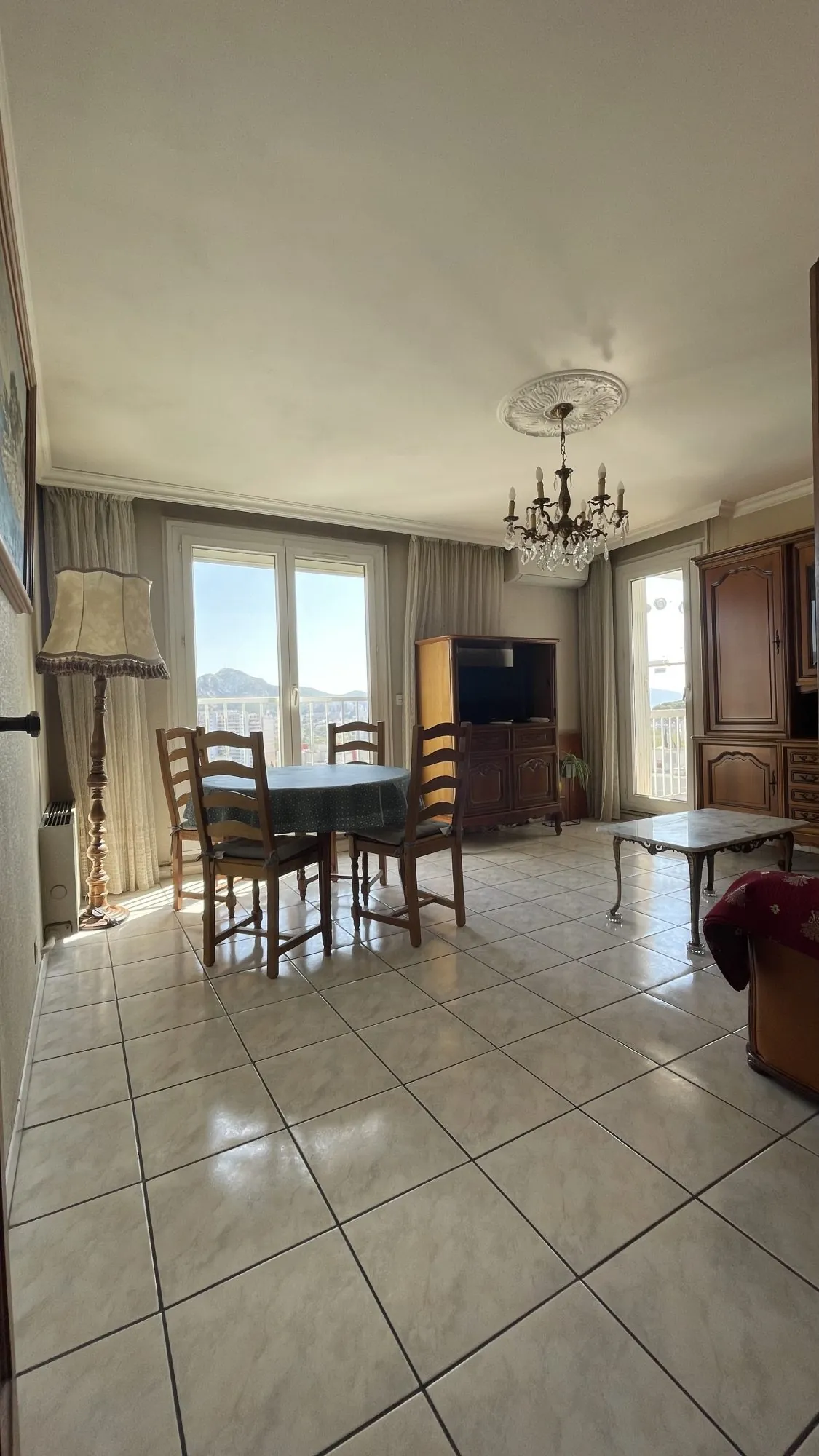 Appartement T4 avec vue mer à Marseille Les Caillols, dernier étage, parking & cave 