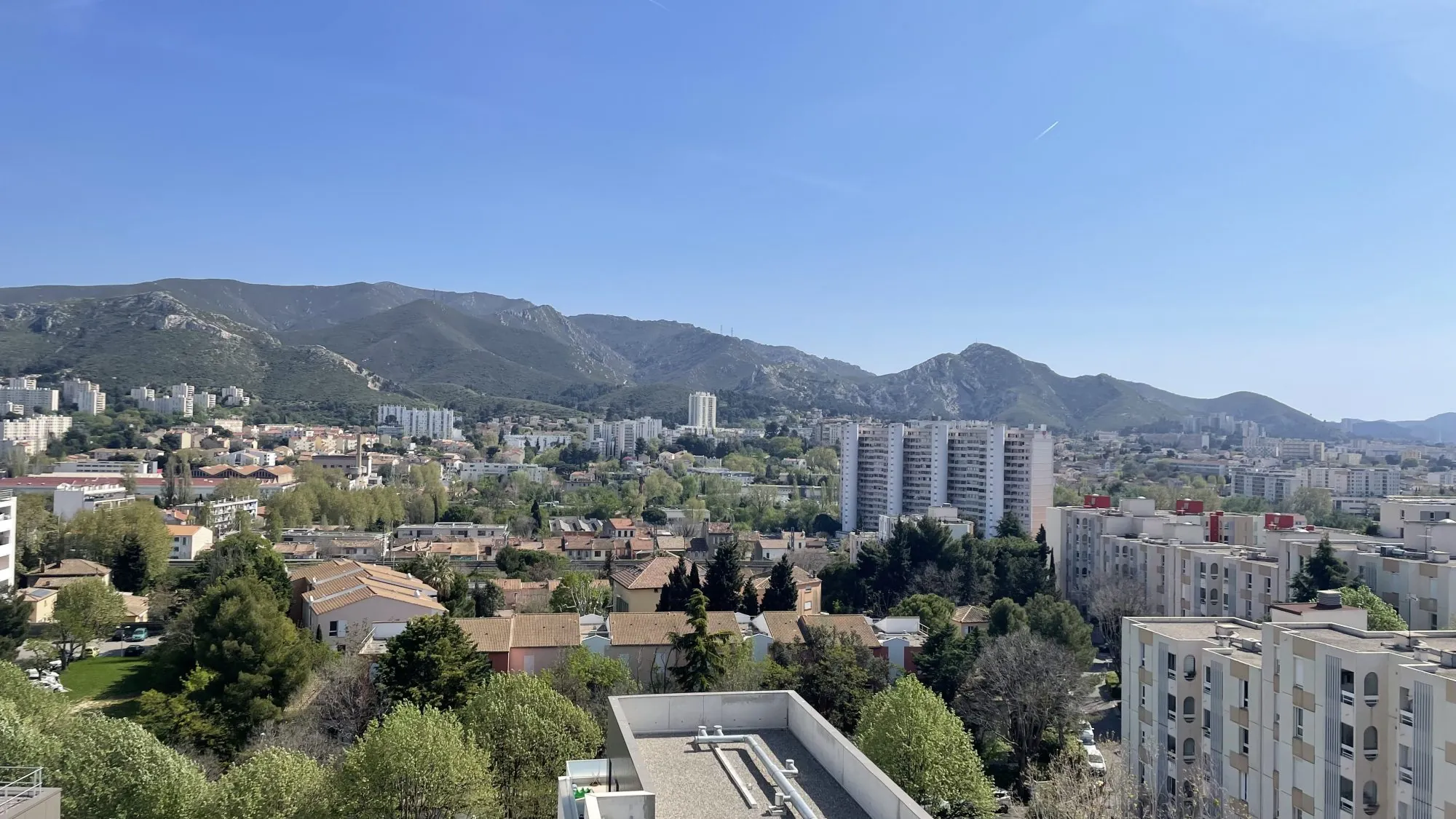 Appartement T4 avec vue mer à Marseille Les Caillols, dernier étage, parking & cave 