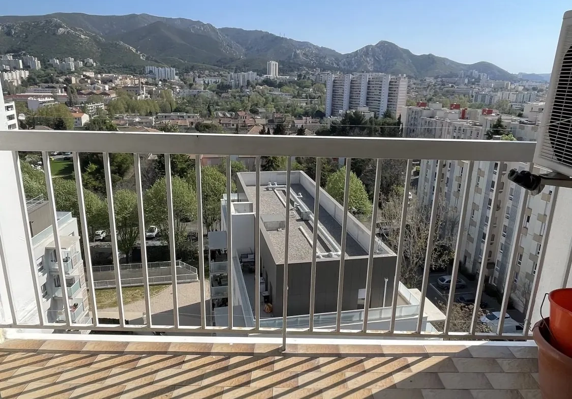 Appartement T4 avec vue mer à Marseille Les Caillols, dernier étage, parking & cave 