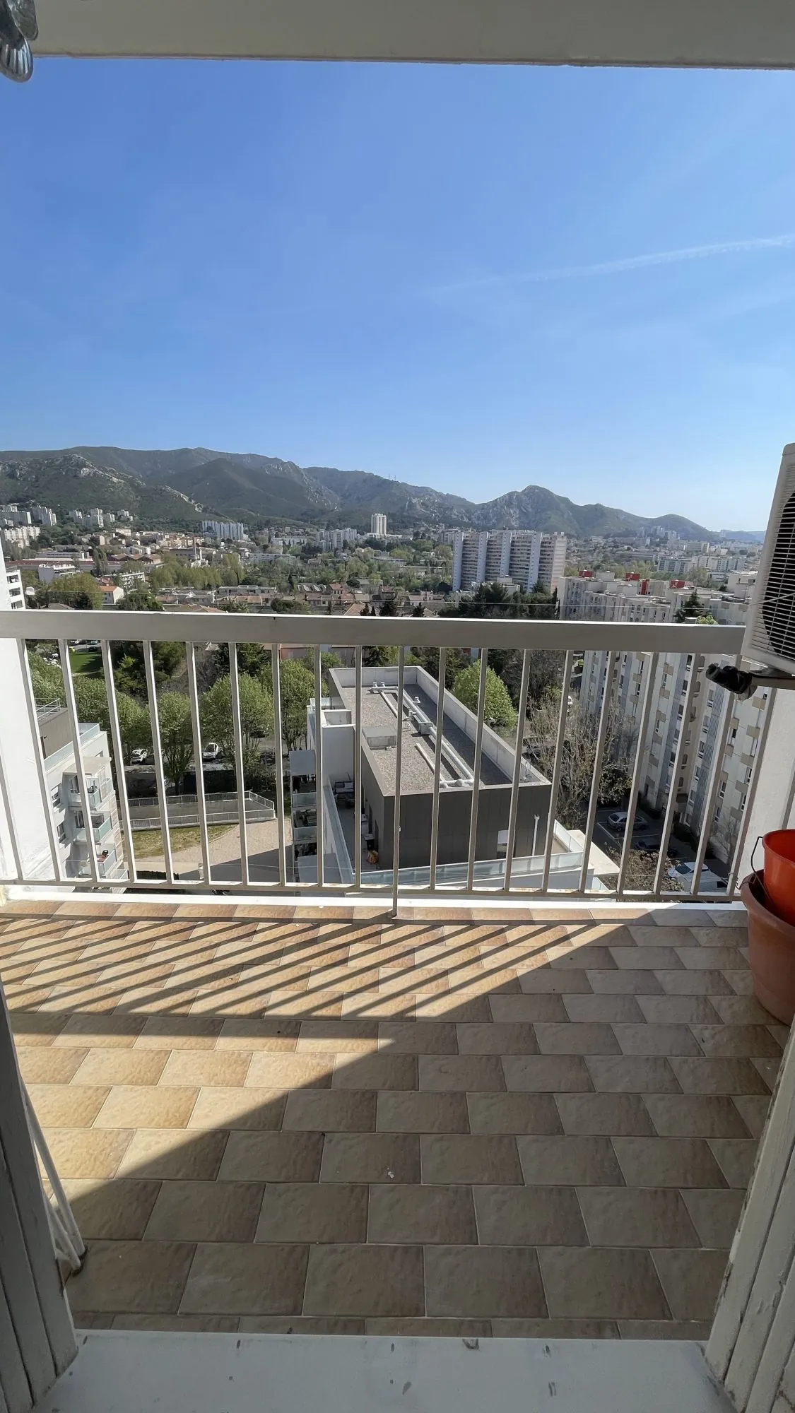 Appartement T4 avec vue mer à Marseille Les Caillols, dernier étage, parking & cave 