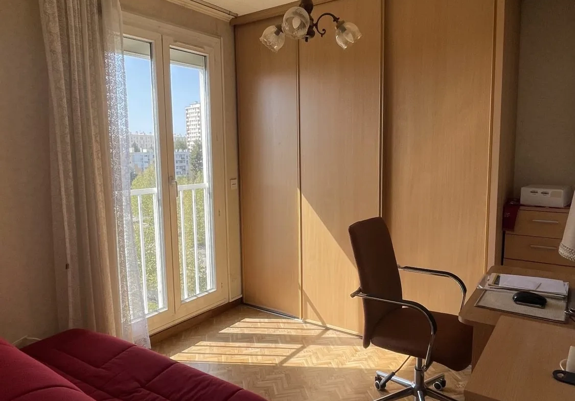 Appartement T4 avec vue mer à Marseille Les Caillols, dernier étage, parking & cave 