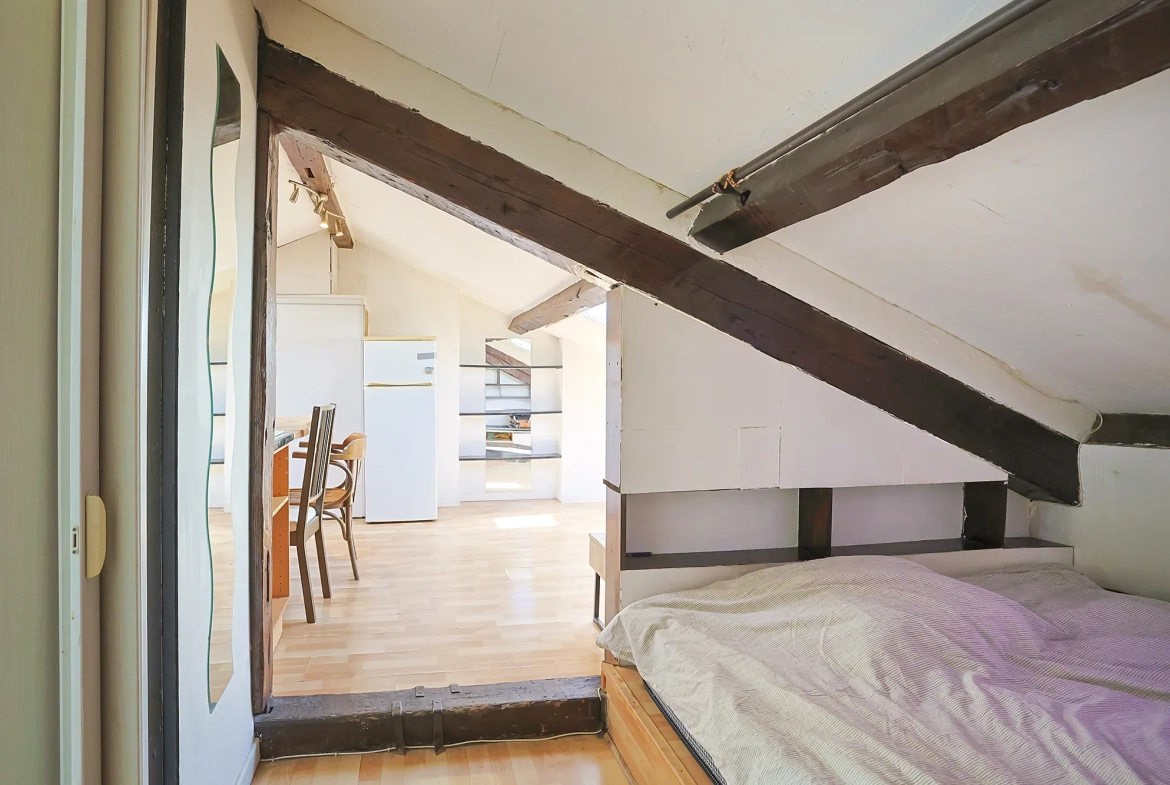 À vendre studio de 33 m² à Hyères, dernier étage, dans le centre-ville, bon état, rentabilité attractive 