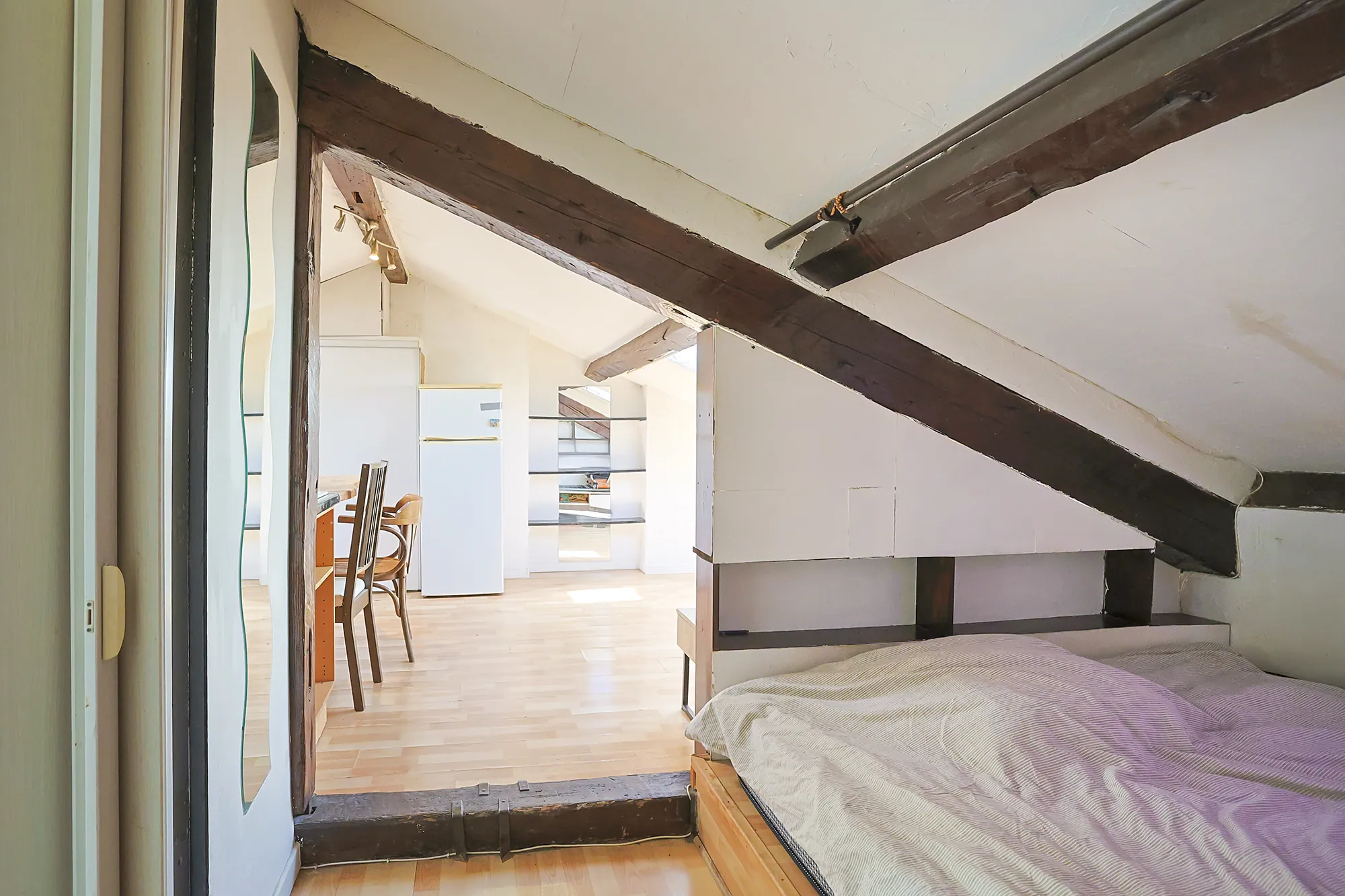 À vendre studio de 33 m² à Hyères, dernier étage, dans le centre-ville, bon état, rentabilité attractive 