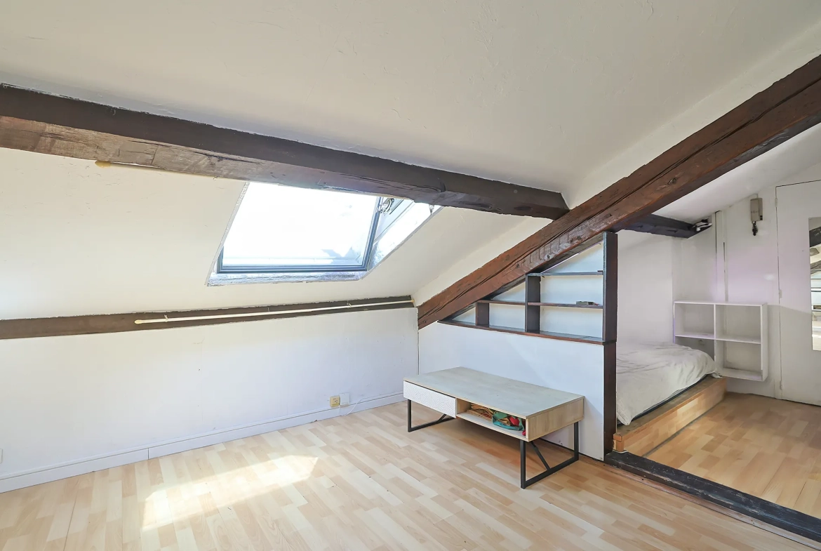 À vendre studio de 33 m² à Hyères, dernier étage, dans le centre-ville, bon état, rentabilité attractive 