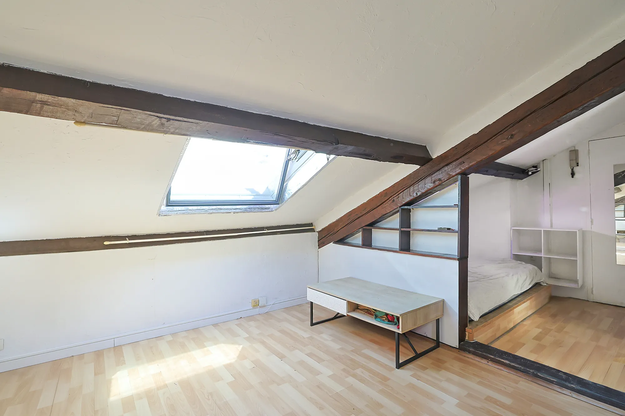 À vendre studio de 33 m² à Hyères, dernier étage, dans le centre-ville, bon état, rentabilité attractive 