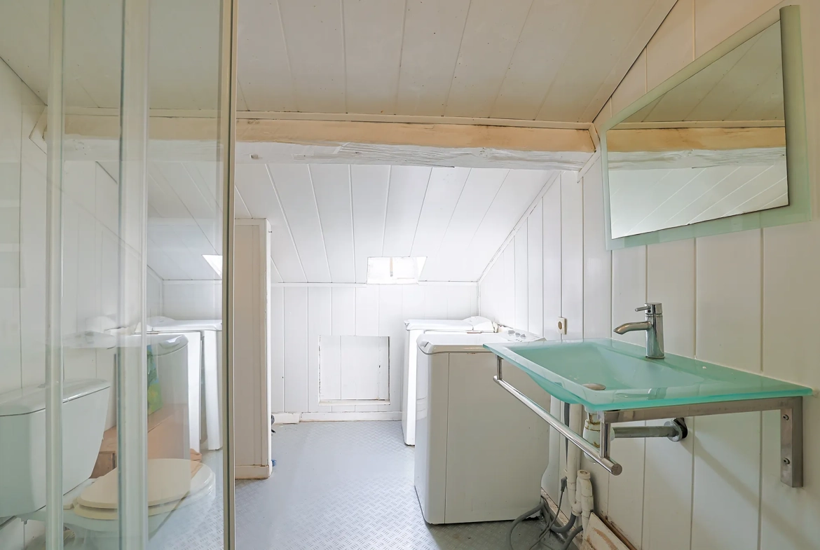 À vendre studio de 33 m² à Hyères, dernier étage, dans le centre-ville, bon état, rentabilité attractive 