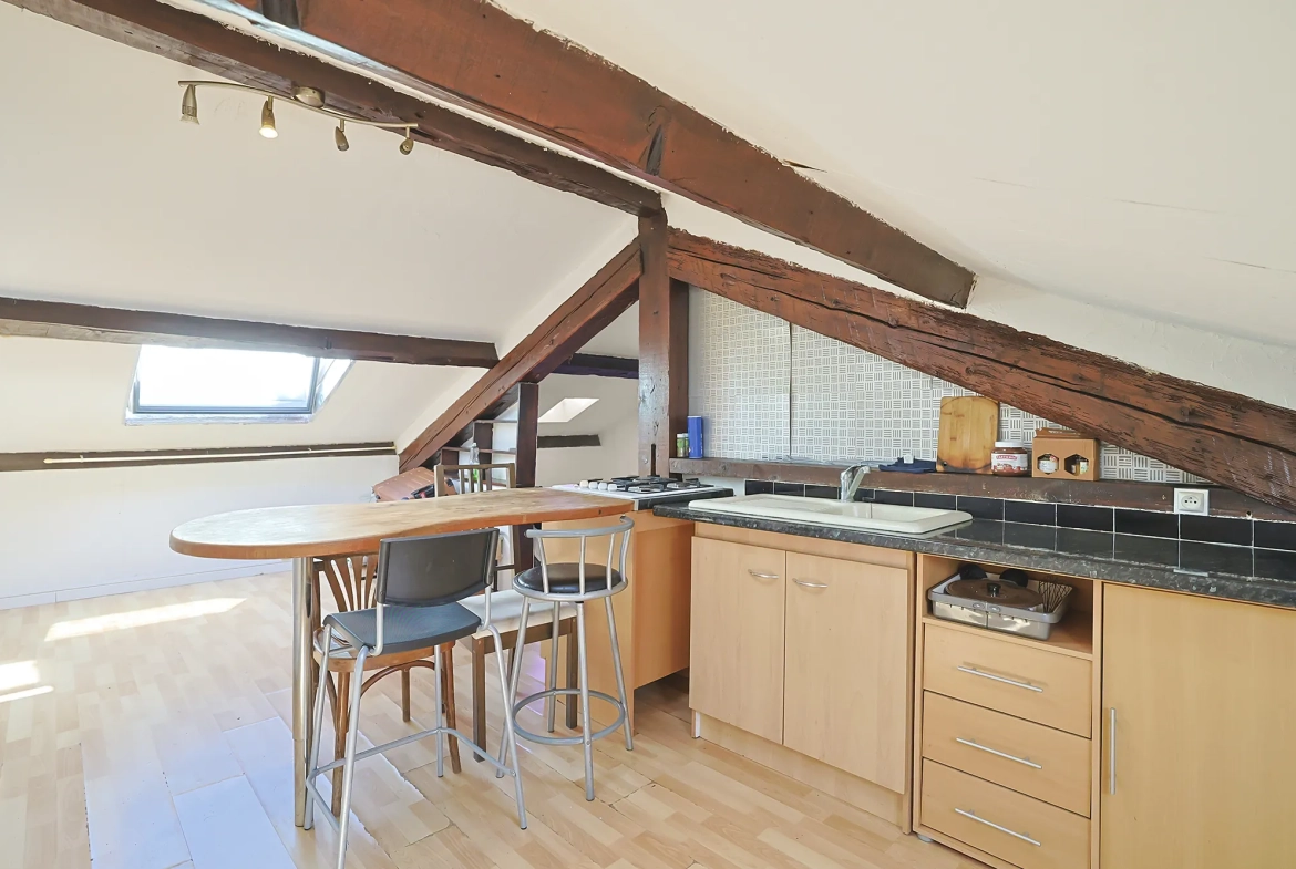 À vendre studio de 33 m² à Hyères, dernier étage, dans le centre-ville, bon état, rentabilité attractive 