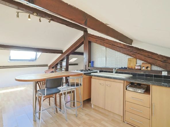 À vendre studio de 33 m² à Hyères, dernier étage, dans le centre-ville, bon état, rentabilité attractive