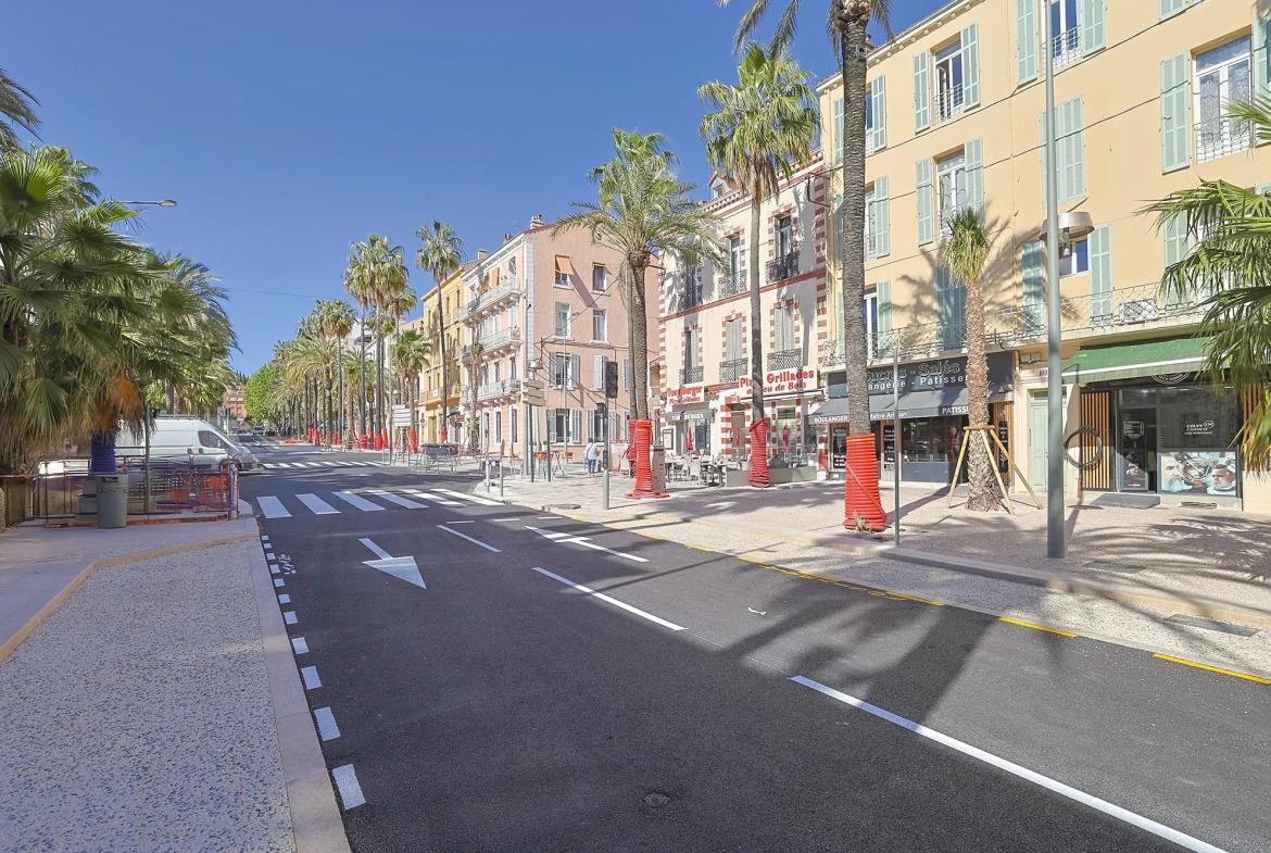 À vendre studio de 33 m² à Hyères, dernier étage, dans le centre-ville, bon état, rentabilité attractive 