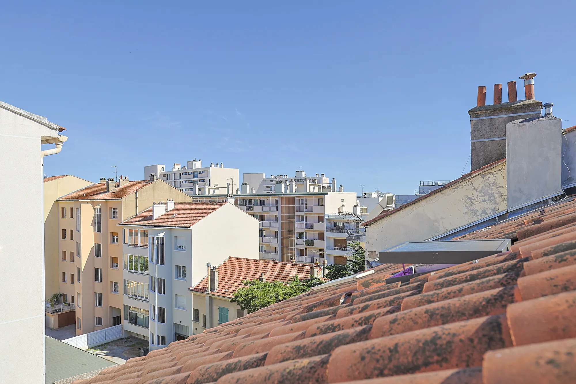 À vendre studio de 33 m² à Hyères, dernier étage, dans le centre-ville, bon état, rentabilité attractive 