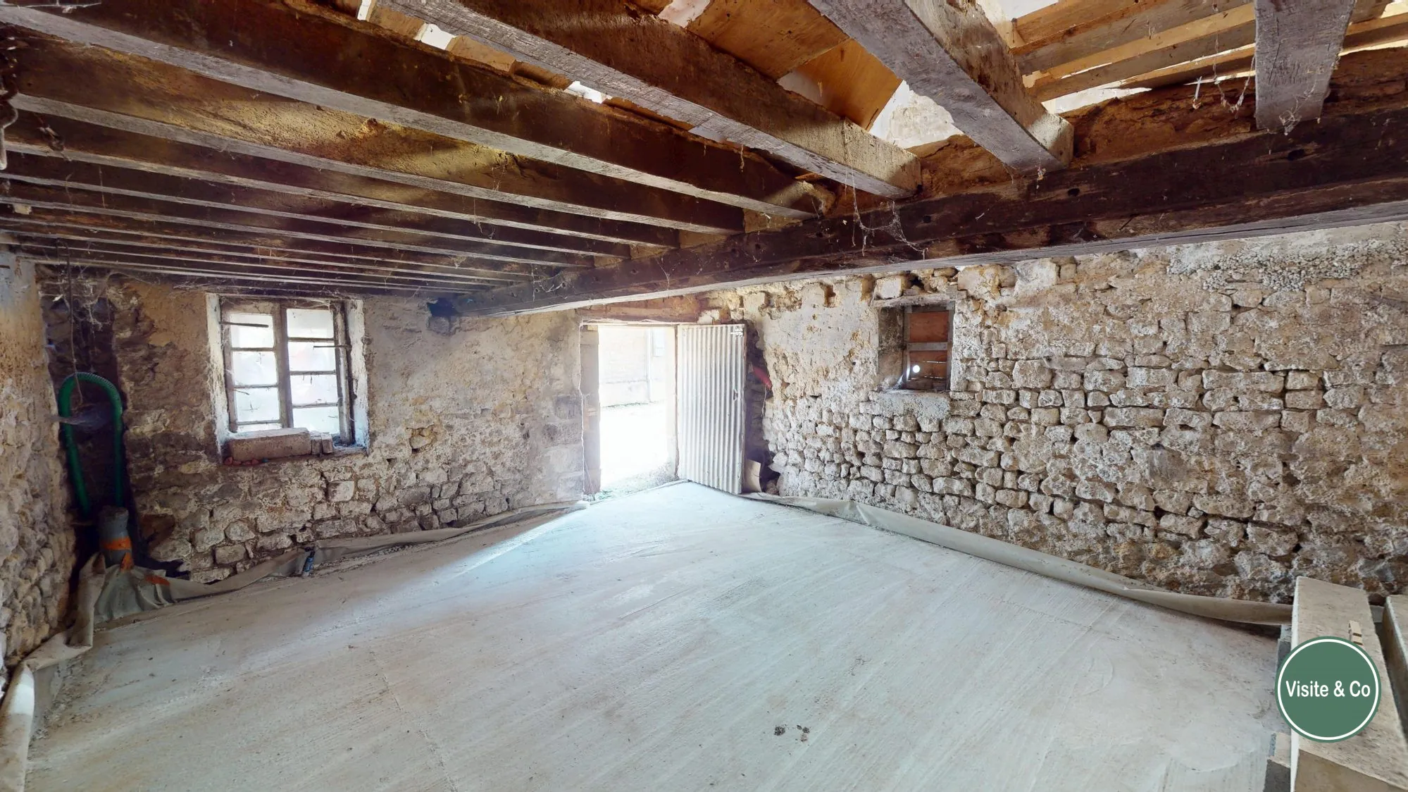 Maison en pierres à rénover à Ussy - Opportunité d'investissement ou résidence principale 