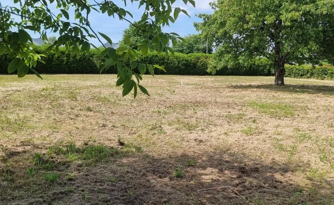 Terrain constructible de 396 m² à Aigondigne, proche centre 