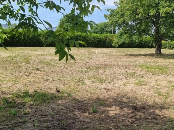 Terrain constructible de 396 m² à Aigondigne, proche centre