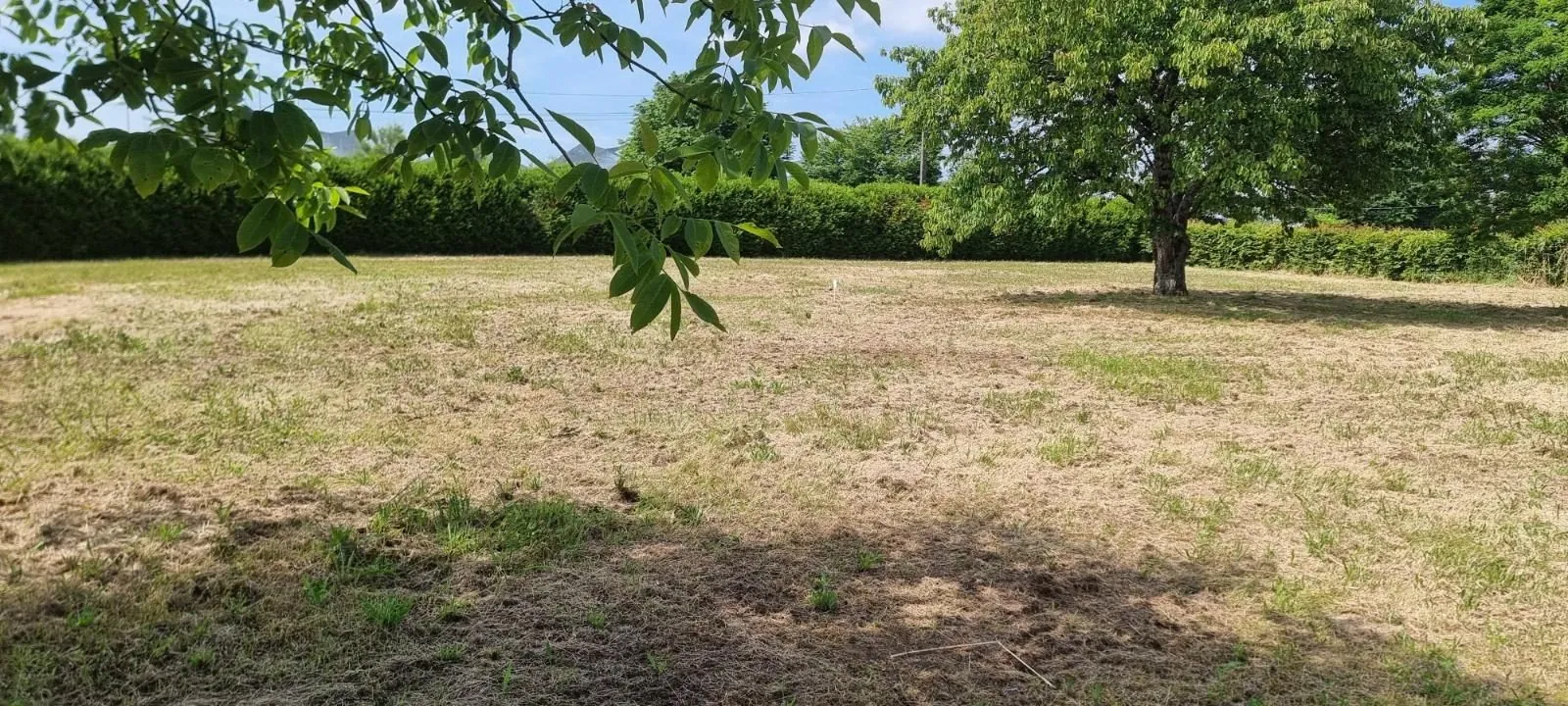 Terrain constructible de 396 m² à Aigondigne, proche centre 