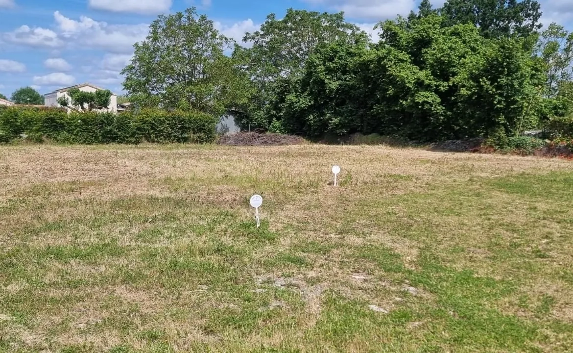 Terrain constructible de 396 m² à Aigondigne, proche centre 