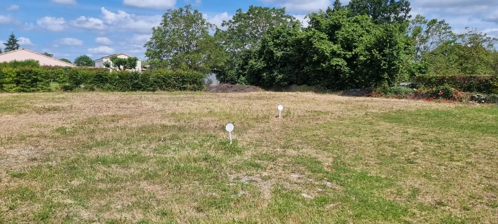 Terrain constructible de 396 m² à Aigondigne, proche centre 