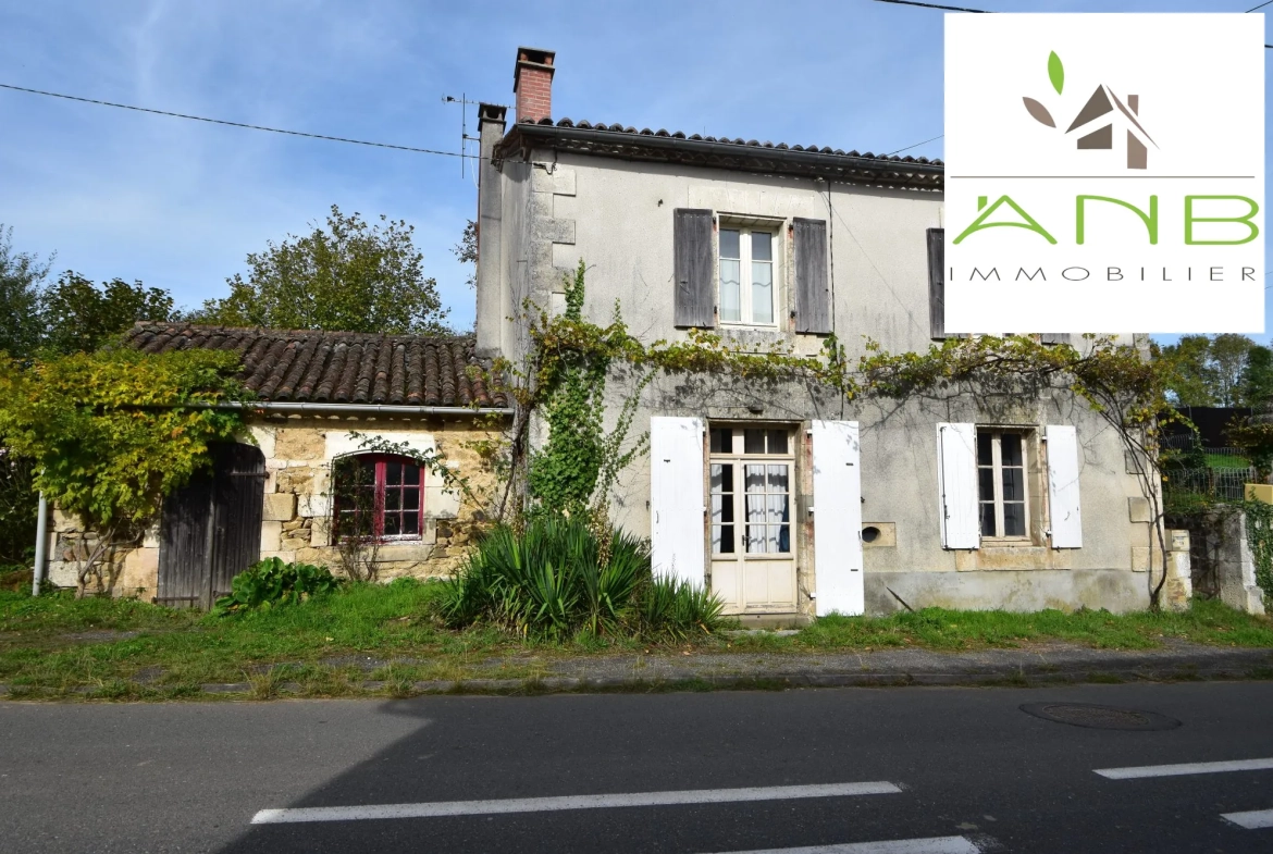 Maison à rénover à Ecuras, 4 pièces, 2 chambres, potentiel élevé 