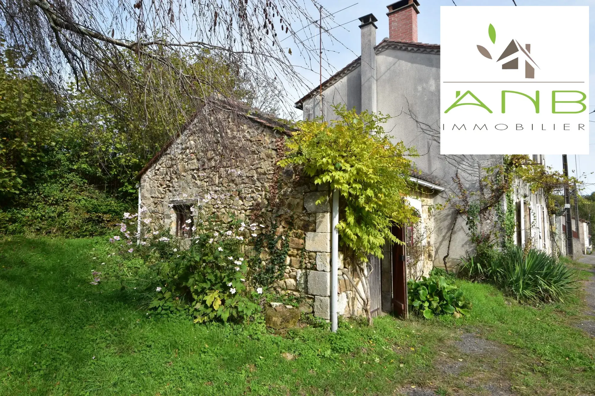 Maison à rénover à Ecuras, 4 pièces, 2 chambres, potentiel élevé 