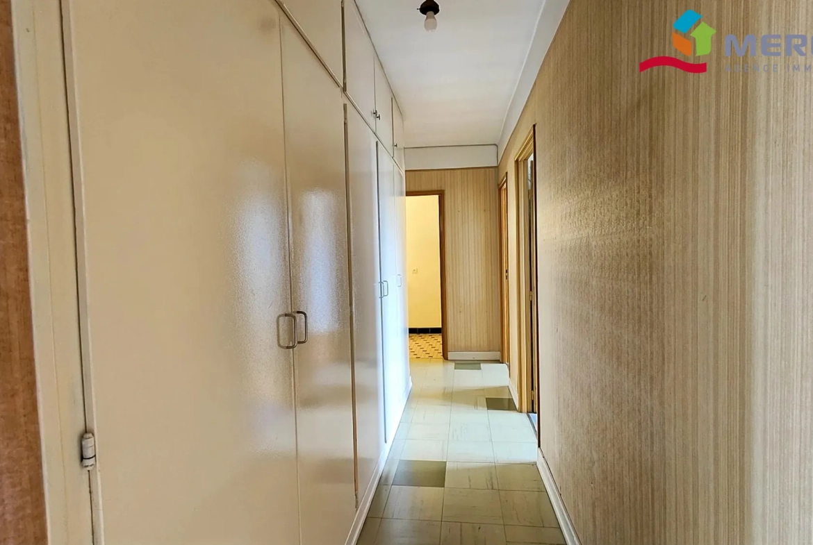 Dégagement avec placards intégrés  Appartement à rénover de 95 m² à Ostwald – Opportunité à saisir 