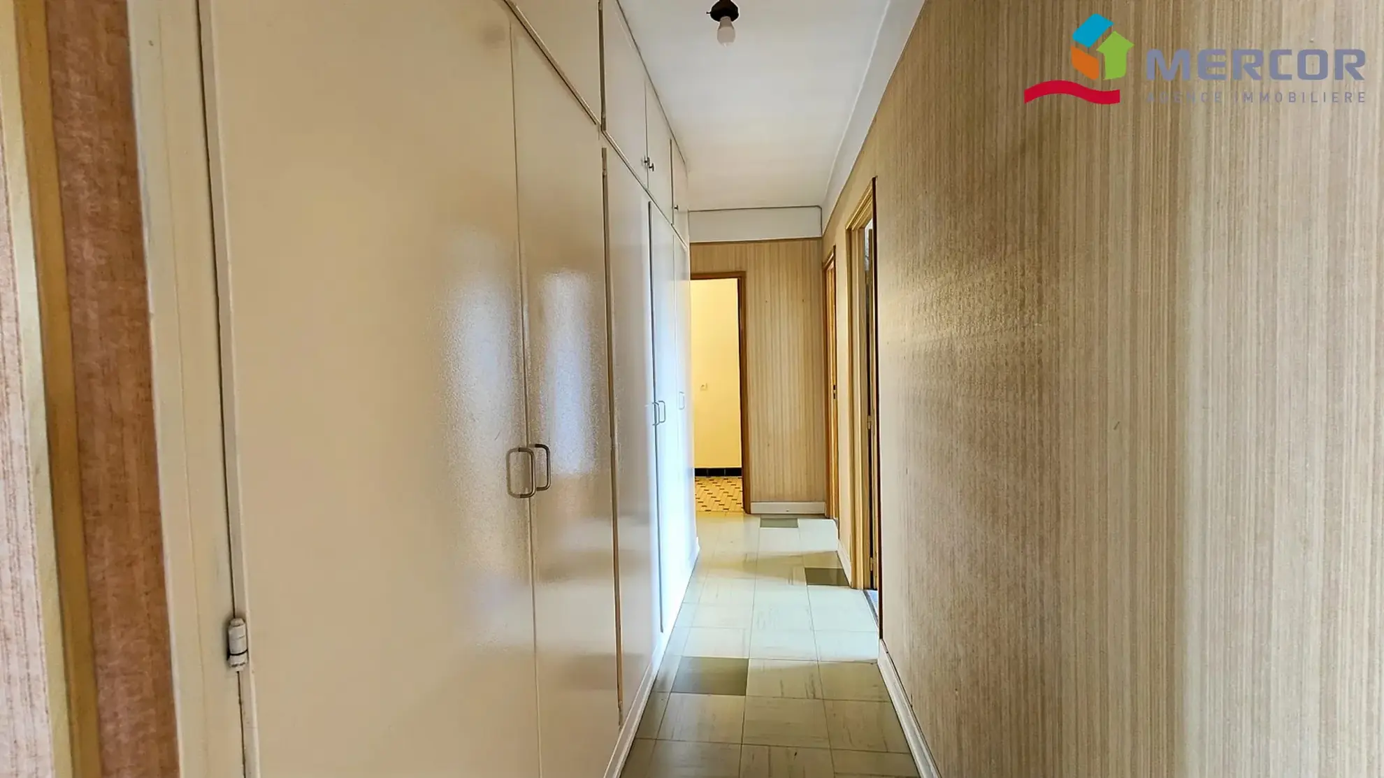 Dégagement avec placards intégrés  Appartement à rénover de 95 m² à Ostwald – Opportunité à saisir 