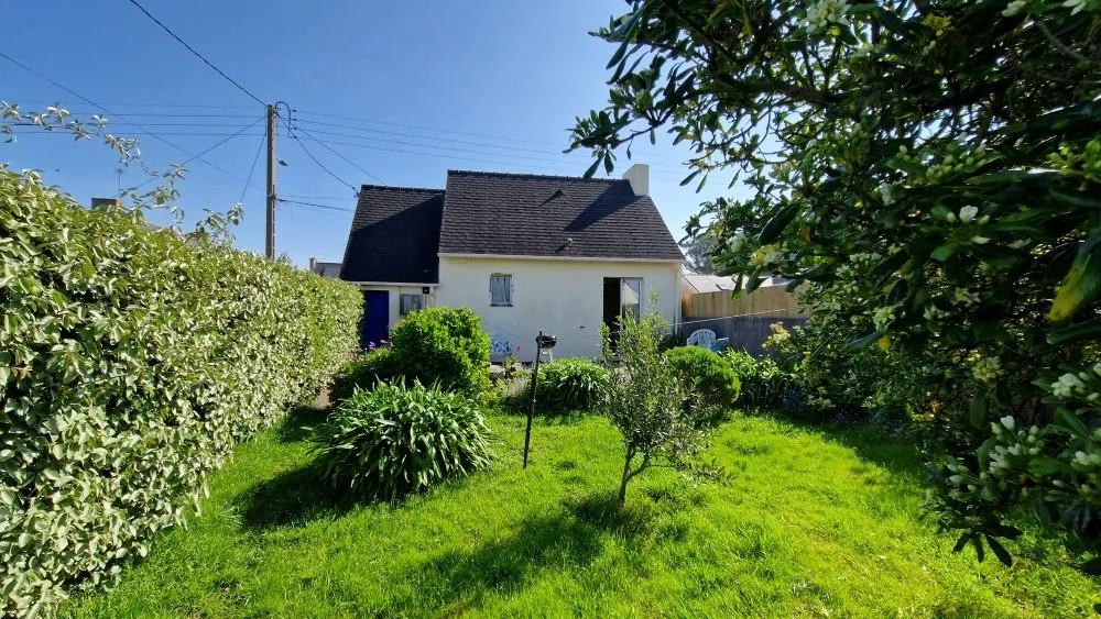 Maison à rénover avec terrasse et garage proche de la chapelle de la Joie à Penmarch 