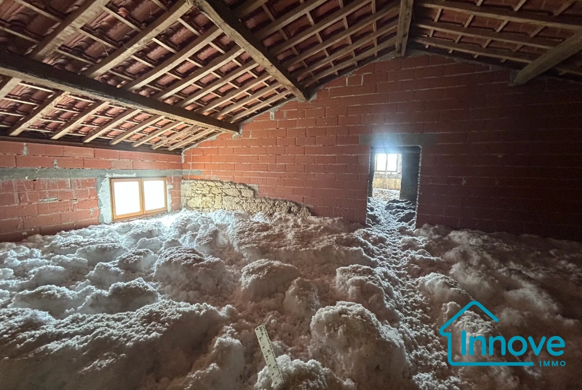Maison à rénover de 166 m² dans un environnement calme près de Lavit 