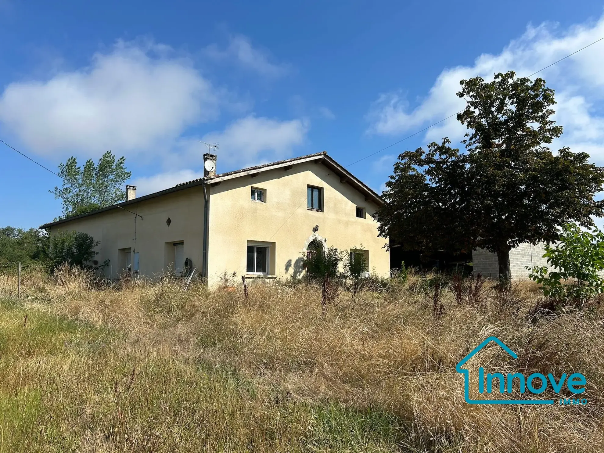Maison à rénover de 166 m² dans un environnement calme près de Lavit 