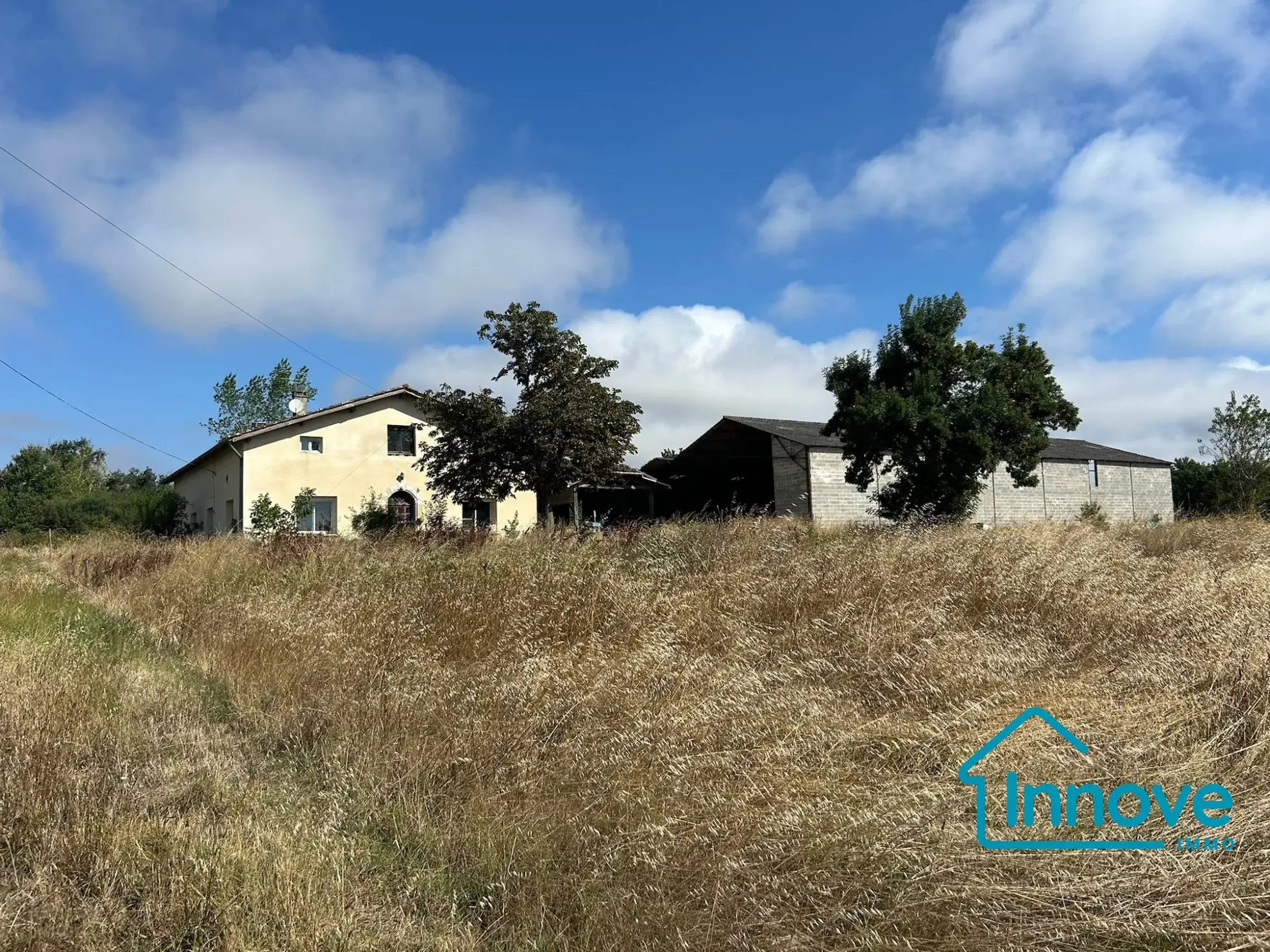 Maison à rénover de 166 m² dans un environnement calme près de Lavit 