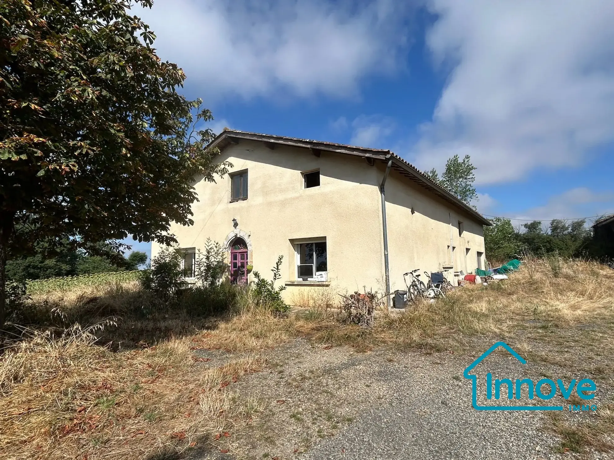 Maison à rénover de 166 m² dans un environnement calme près de Lavit 