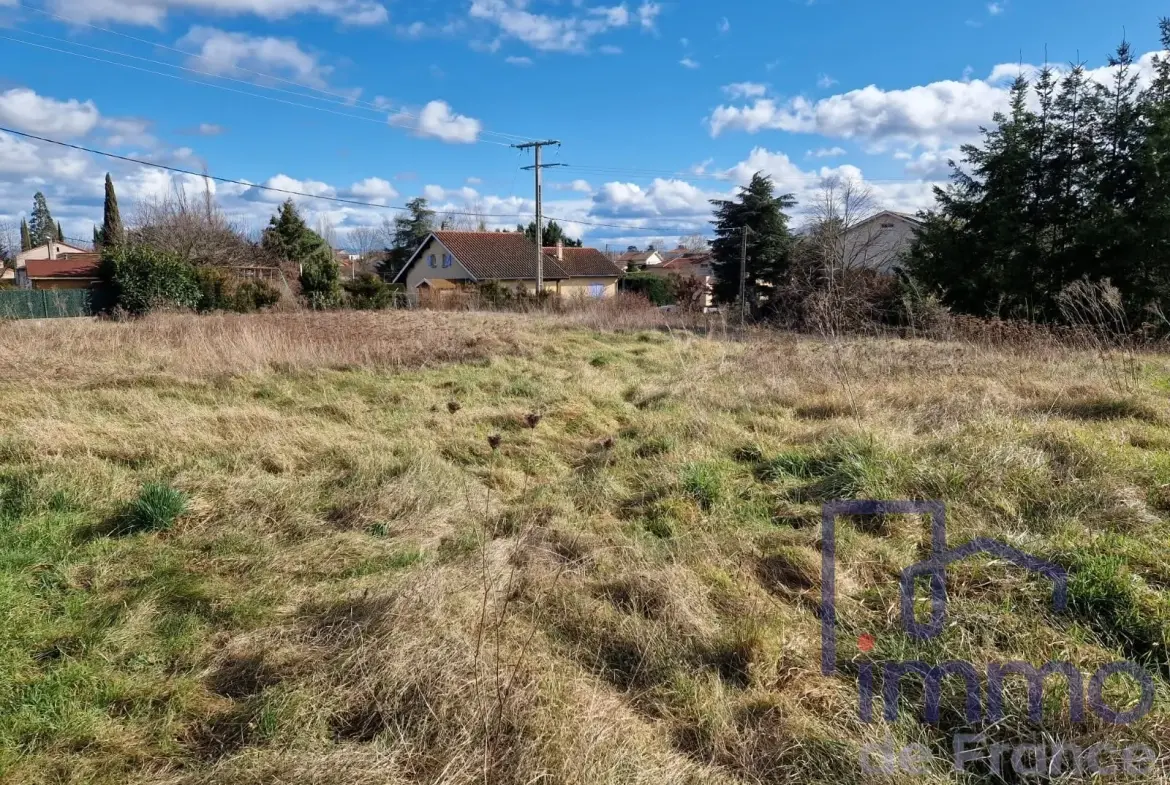 Terrain constructible à Montbrison de 2032 m², hors lotissement et proche commodités 