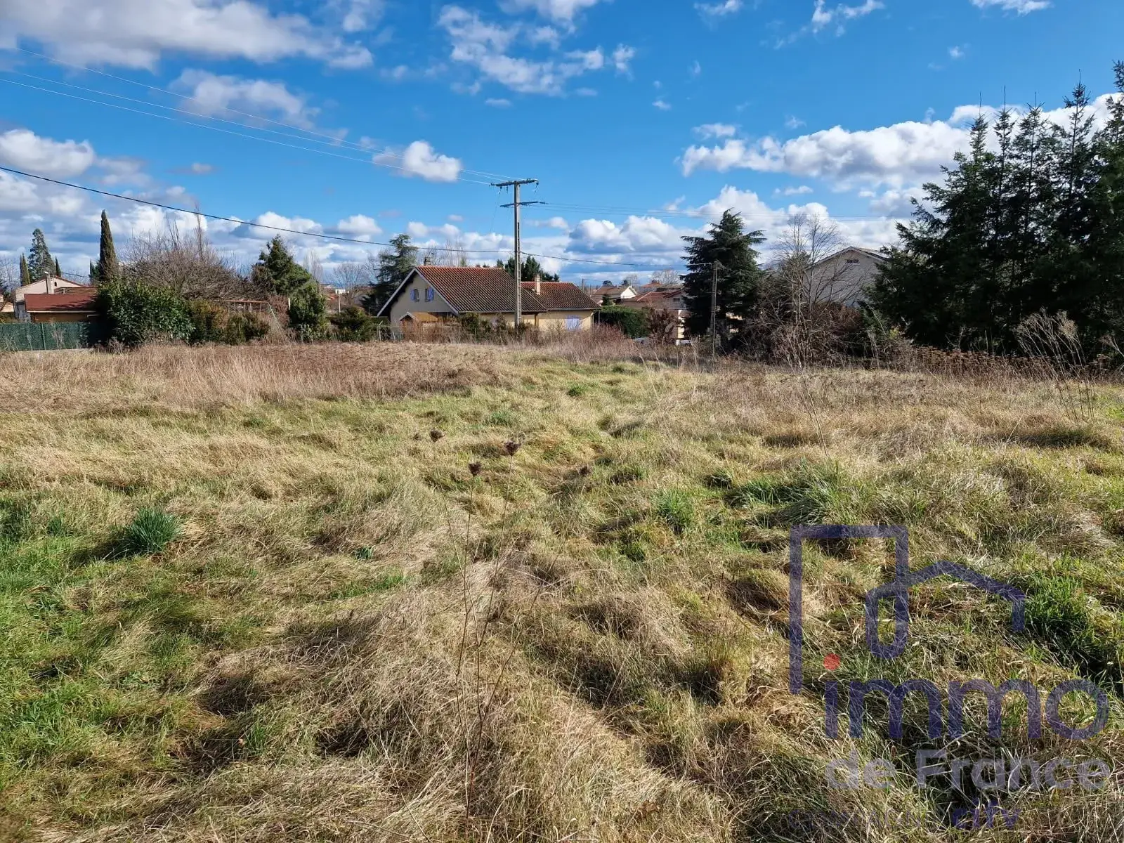 Terrain constructible à Montbrison de 2032 m², hors lotissement et proche commodités 
