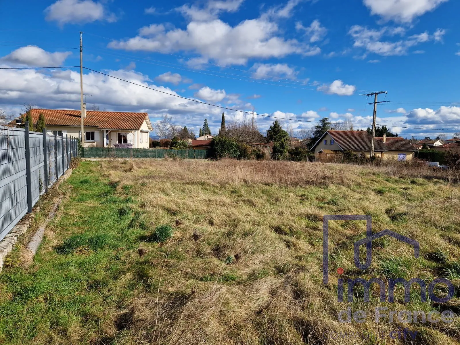 Terrain constructible à Montbrison de 2032 m², hors lotissement et proche commodités 