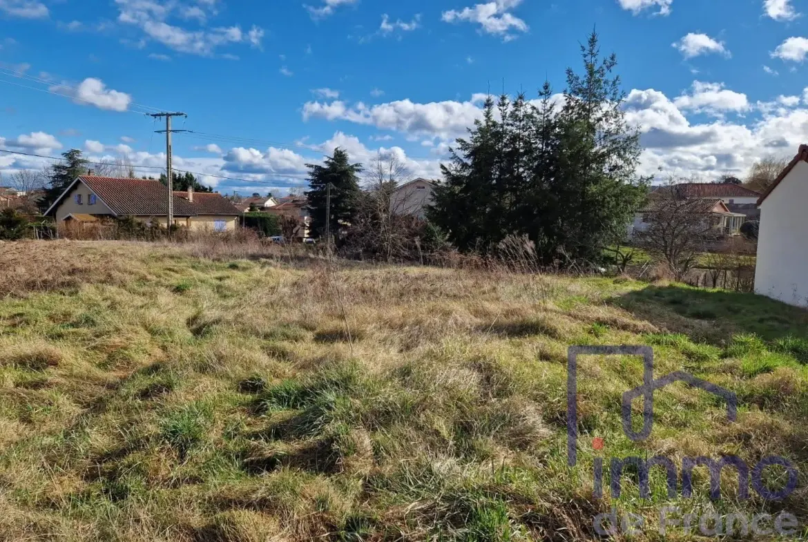 Terrain constructible à Montbrison de 2032 m², hors lotissement et proche commodités 