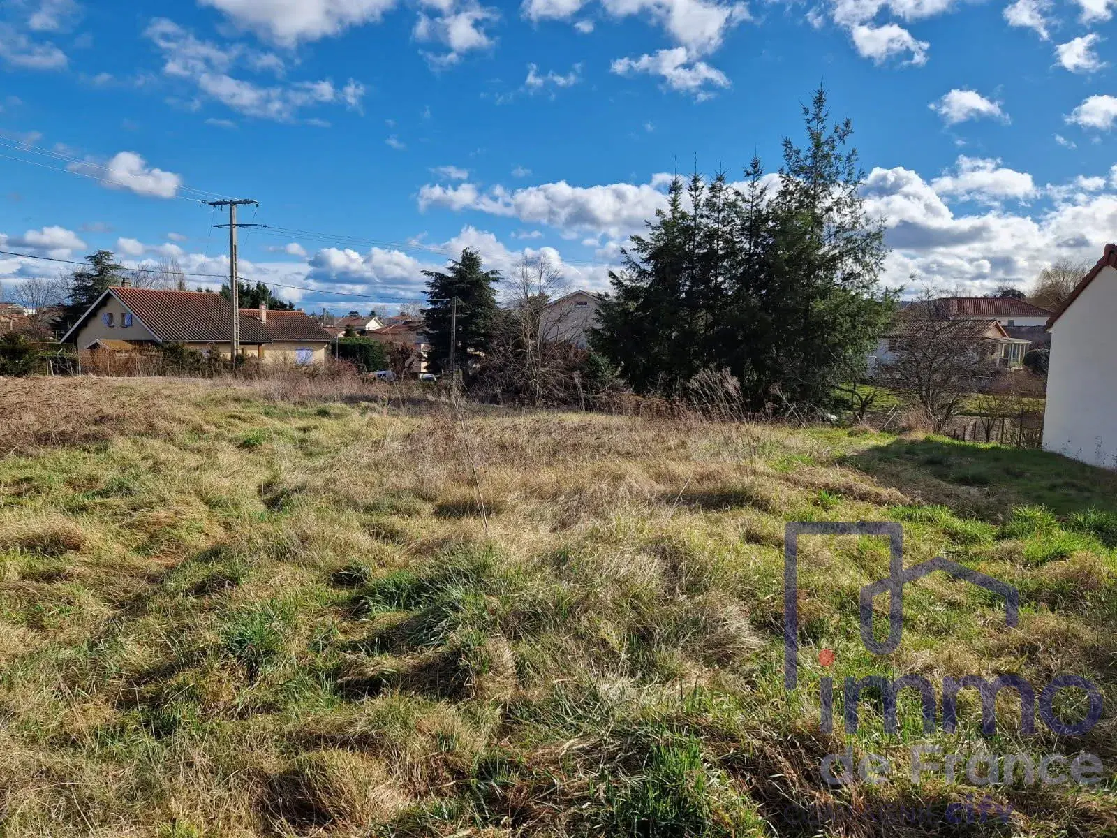 Terrain constructible à Montbrison de 2032 m², hors lotissement et proche commodités 