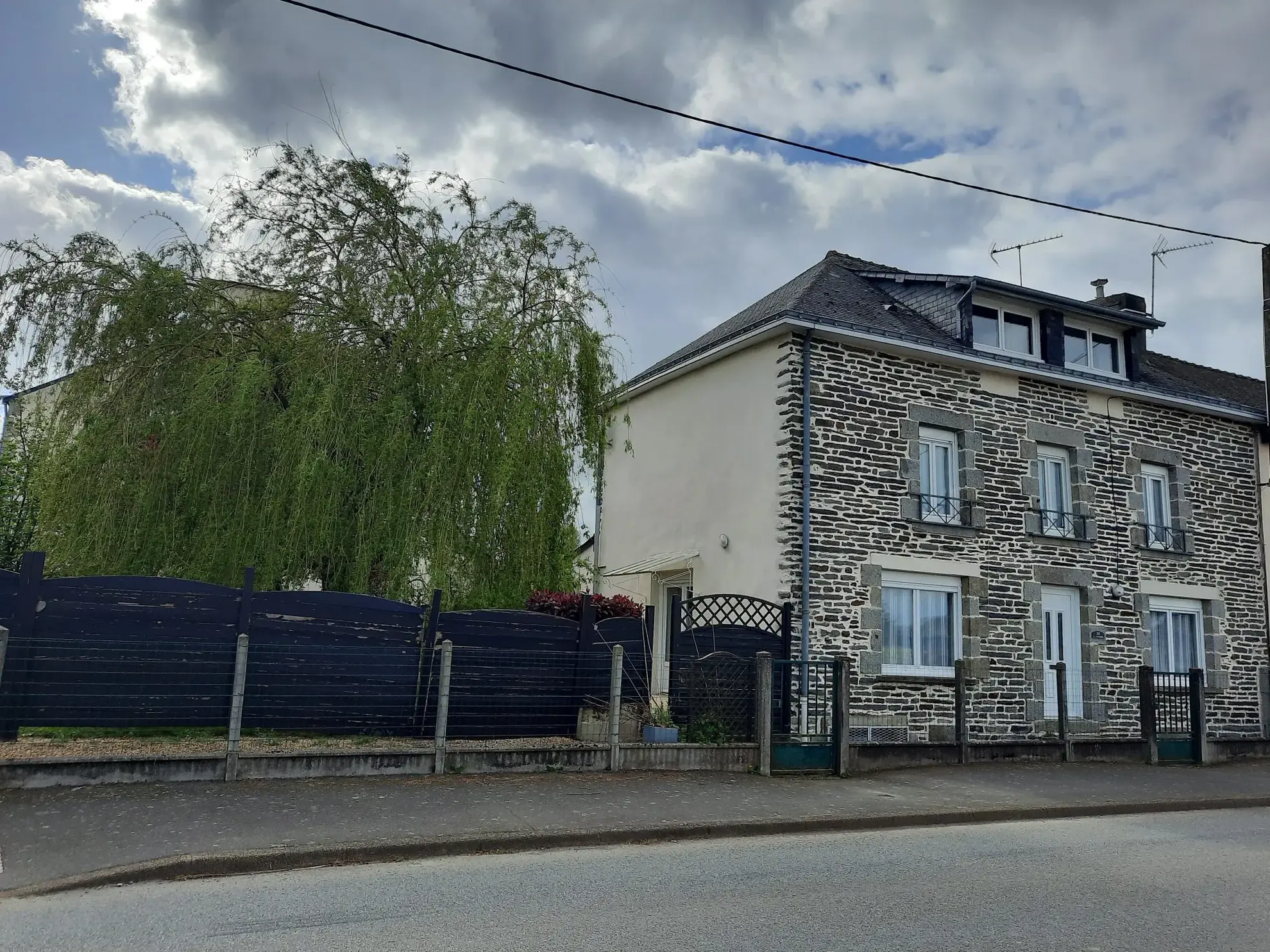 Maison traditionnelle rénovée à Loyat de 173 m² avec garage et terrain clos 